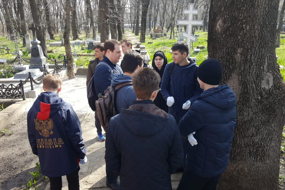 Студенты семинарии приняли участие в субботнике на Успенском кладбище