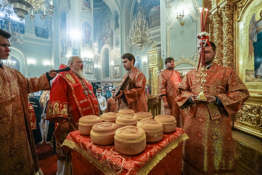 В праздник Светлого Христова Воскресения митрополит Кирилл возглавил богослужение в Казанском соборе